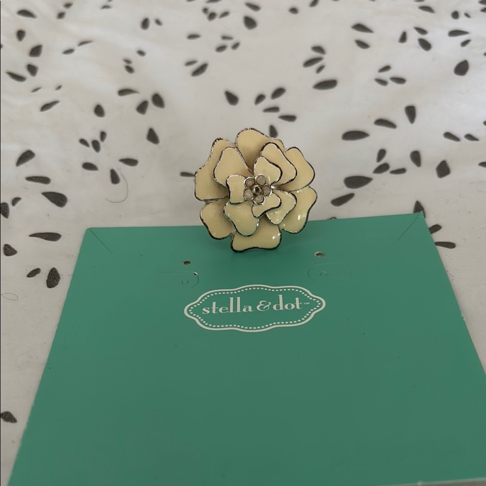Stella & Dot Cream Floral Brooch